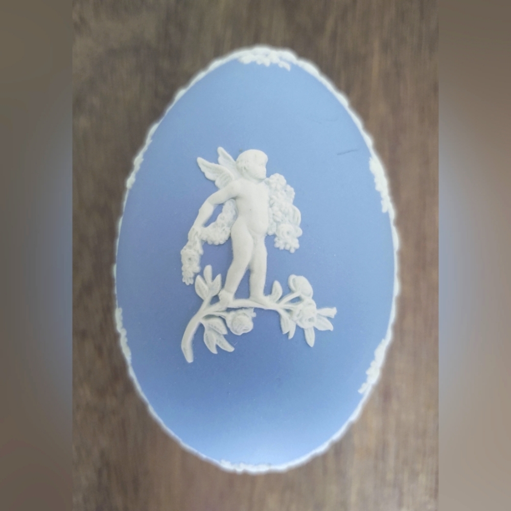 WEDGWOOD BLUE JASPERWARE CHERUB TRINKET EGG-SHAPED BOX